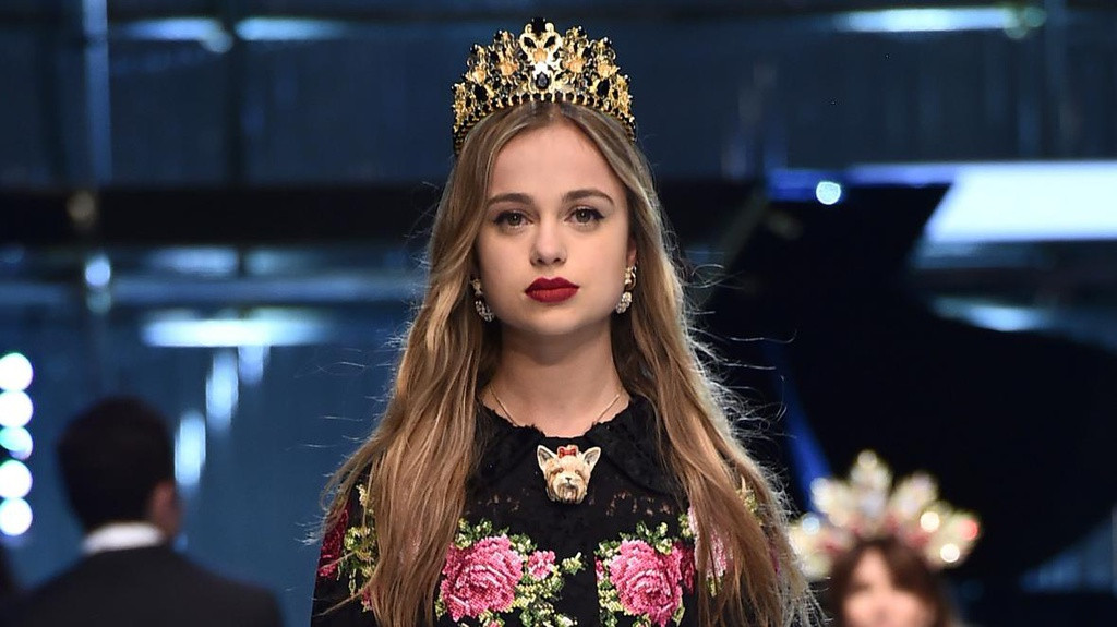 Không đơn thuần chỉ là công chúa nước Anh, Amelia Windsor còn được mệnh danh là một fashionista và người mẫu có tiếng trong giới thời trang. Cô là cháu gái của Hoàng tử Edward, anh họ Nữ hoàng Anh, và đứng ở vị trí thứ 39 trong danh sách kế vị ngai vàng. Ảnh: Times.