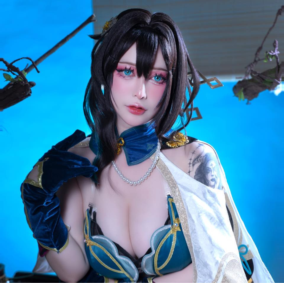 Ngoài đam mê cosplay Hoa Mộc Lan còn được đông đảo cộng đồng mạng biết đến bởi những bộ trang phục đẹp, độc đáo cùng những phụ kiện do chính tay cô làm cho shop online chuyên bán và cho thuê trang phục cosplay do Giang làm chủ.