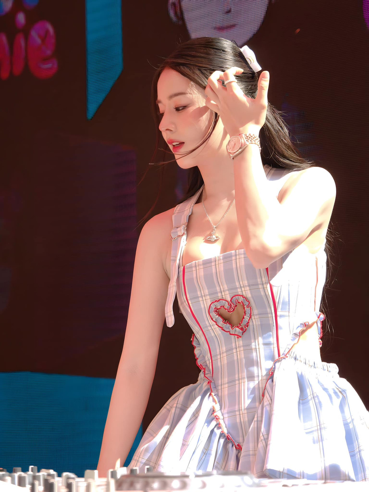 Hậu chia tay, Mie tất bật chạy show, làm việc năng suất. Những hình ảnh về công việc được Mie thường xuyên cập nhật trên trang cá nhân.