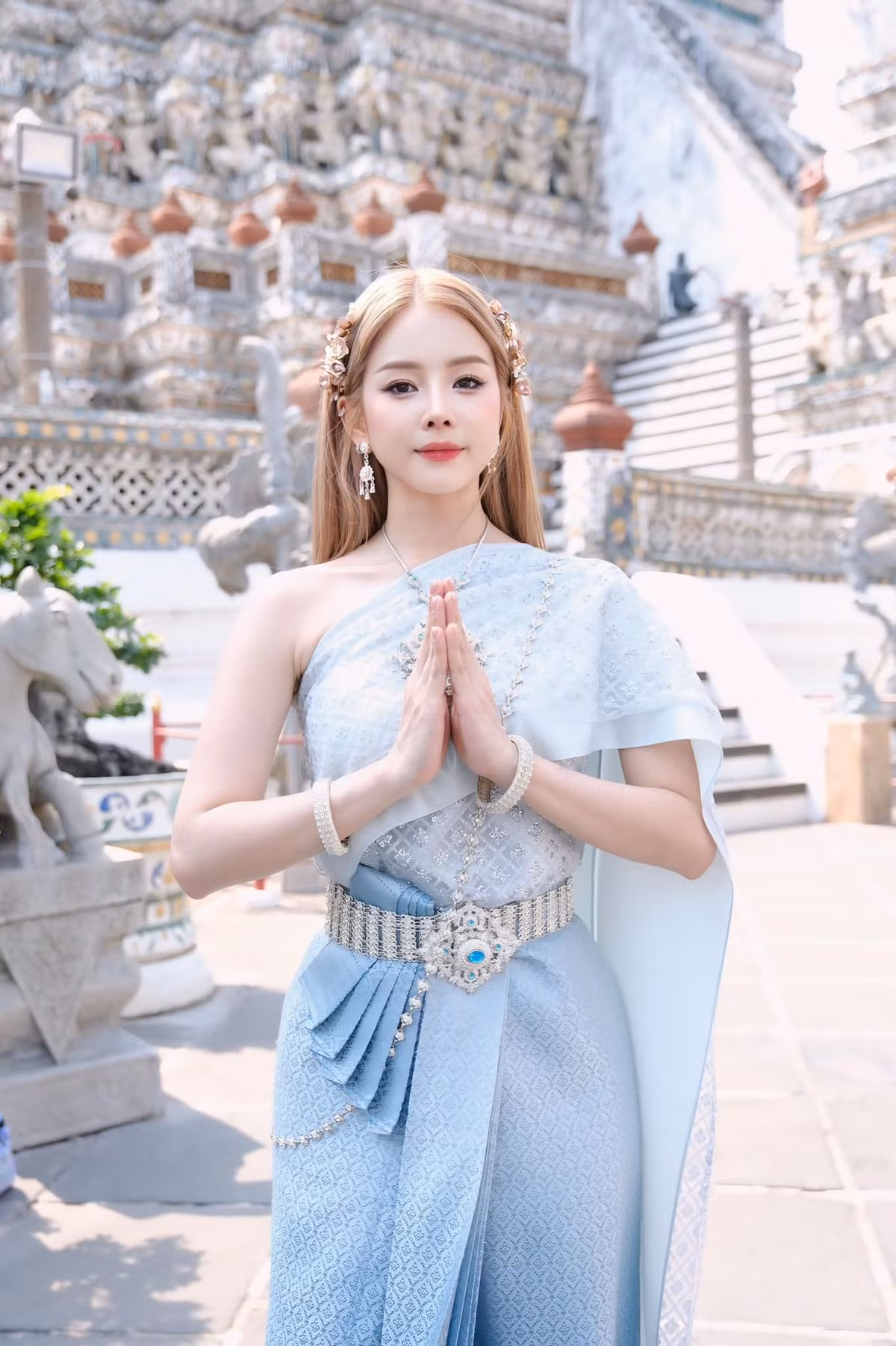 Trong trang phục truyền thống Thái Lan nhưng Mie vẫn khéo khoe body chuẩn nuột nà của mình.