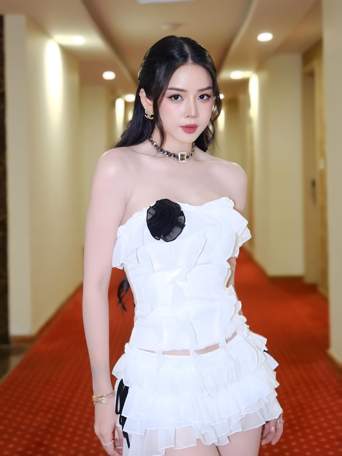 Mie cũng thường xuyên làm mới hình ảnh của mình trong nhiều phong cách khác nhau.