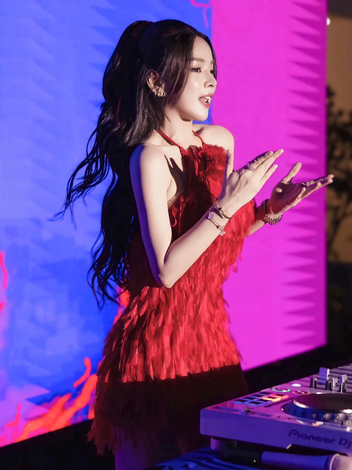 Ở tuổi 28, cô đang là một trong những DJ đắt show, có thu nhập tốt trong giới.