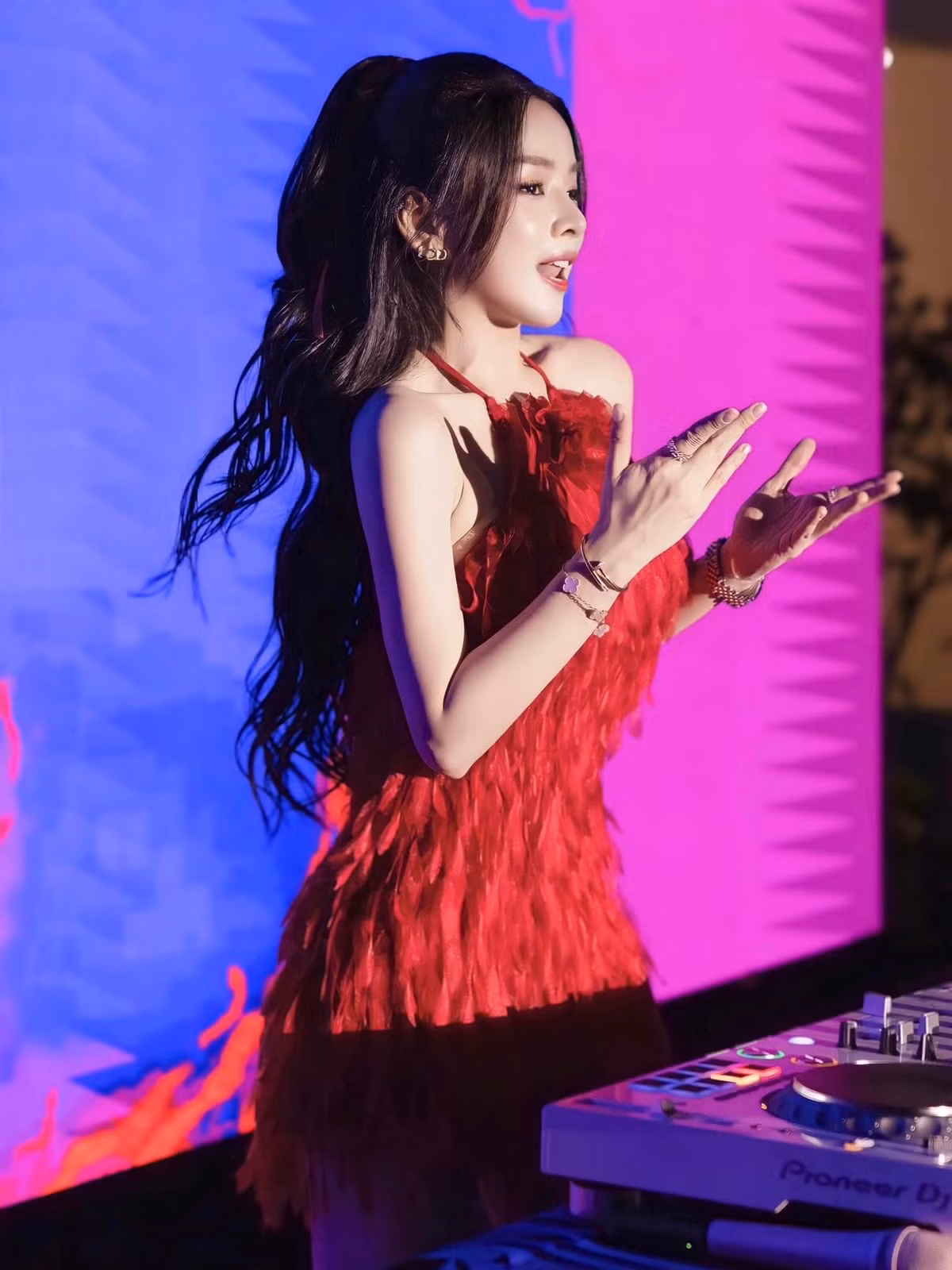 Ở tuổi 28, cô đang là một trong những DJ đắt show, có thu nhập tốt trong giới.