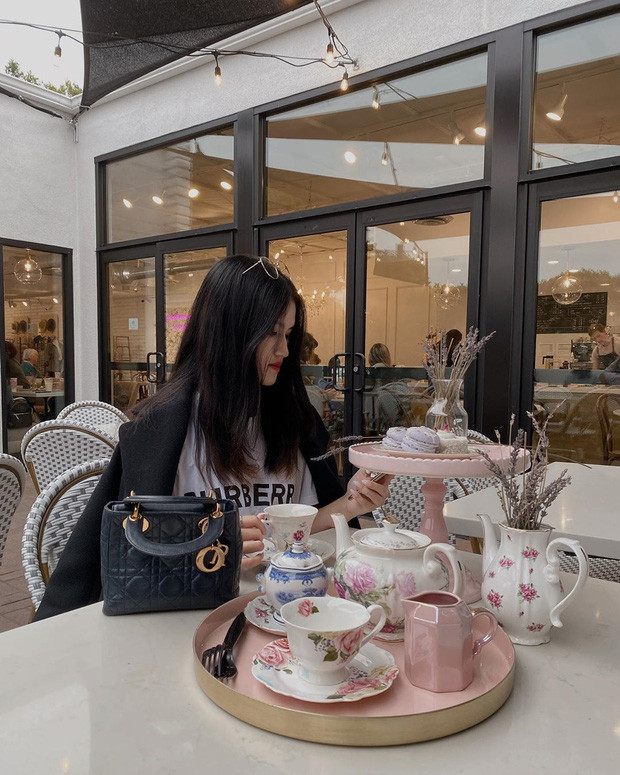 Rich kid 17 tuổi có khuôn mặt xinh đẹp và cách chụp hình cực ngầu.