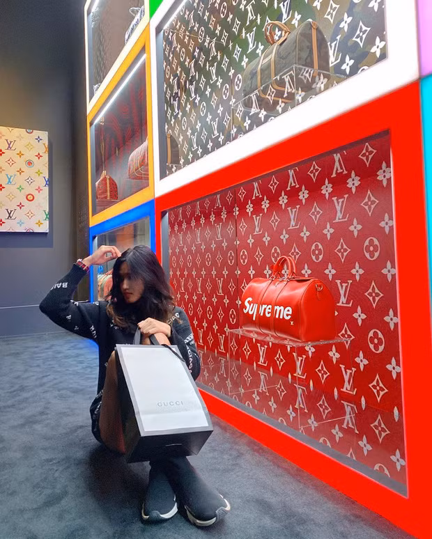 Bằng Linh không ngại tay chi tiền cho những món đồ đắt tiền đến từ cách thương hiệu nổi danh như Gucci, Chanel hay Burberrry. Tuy nhiên, cô nàng tiết lộ thương hiệu mà cô "cuồng" nhất chính là Gucci.