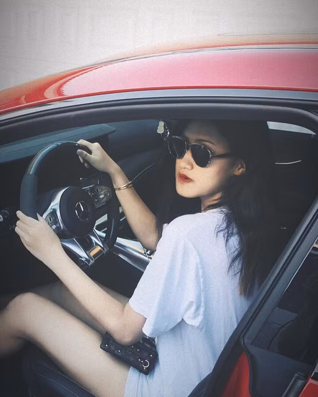 Cô nàng cũng từng gây chú ý khi tạo dáng cạnh 2 chiếc siêu xe đắt đỏ là Mercedes CT có giá khoảng 10 tỷ và Lamborghini Huracan có giá khoảng 18 tỷ. Cả hai siêu xe này đều thuộc quyền sở hữu của anh trai rich kid.