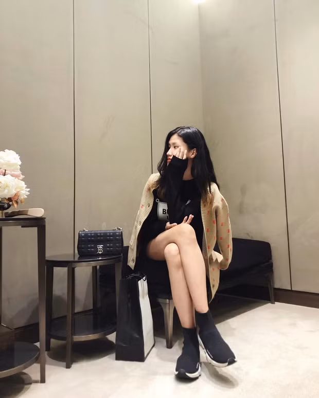 Hiện tại, Bằng Linh đang sinh sống tại Mỹ cùng với anh trai. Cô nàng mới đón sinh nhật lần thứ 17 cách đây không lâu.