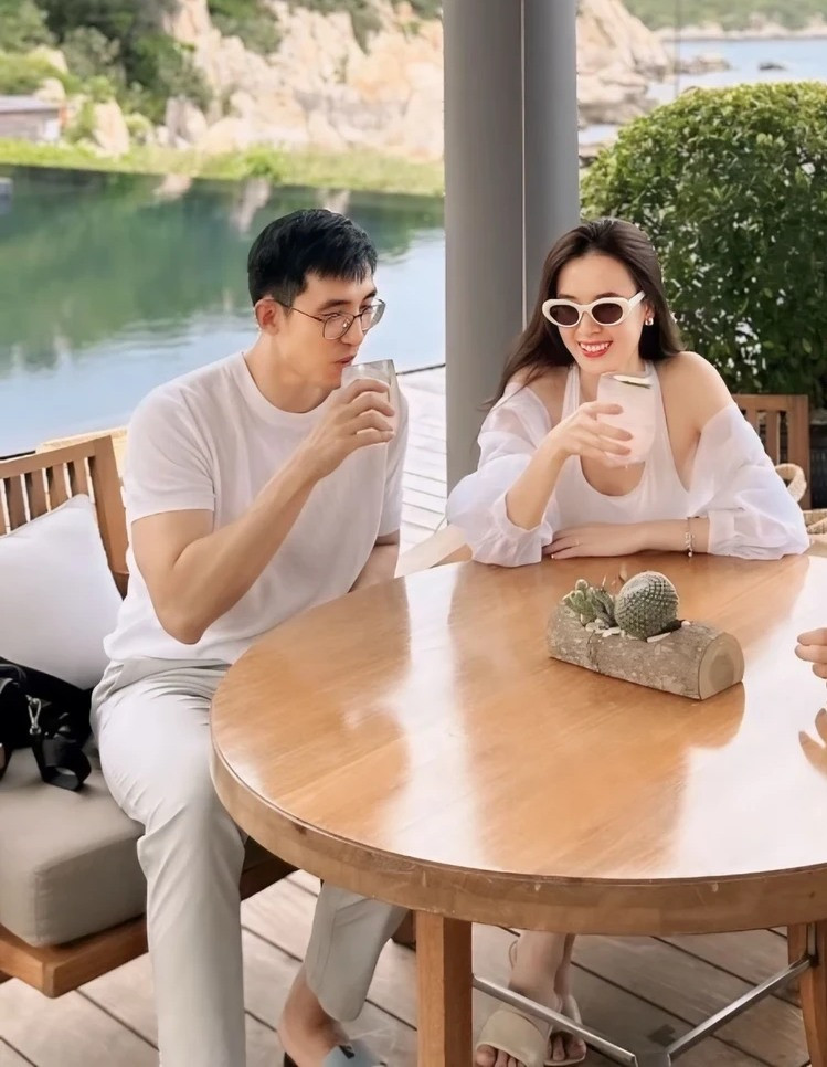 Midu (Đặng Thị Mỹ Dung, sinh năm 1989) và Minh Đạt (Trần Duy Minh Đạt, sinh năm 1990) vừa có lễ cưới như mơ khiến nhiều người ngưỡng mộ.