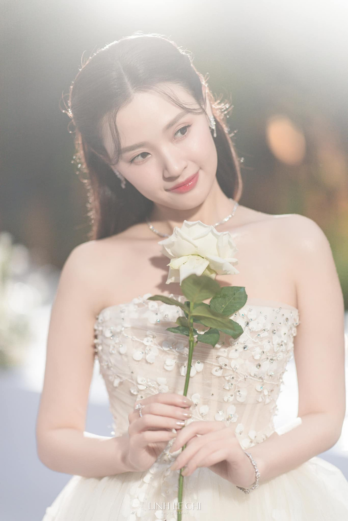 Midu xinh như nàng công chúa trong ngày cưới của mình.