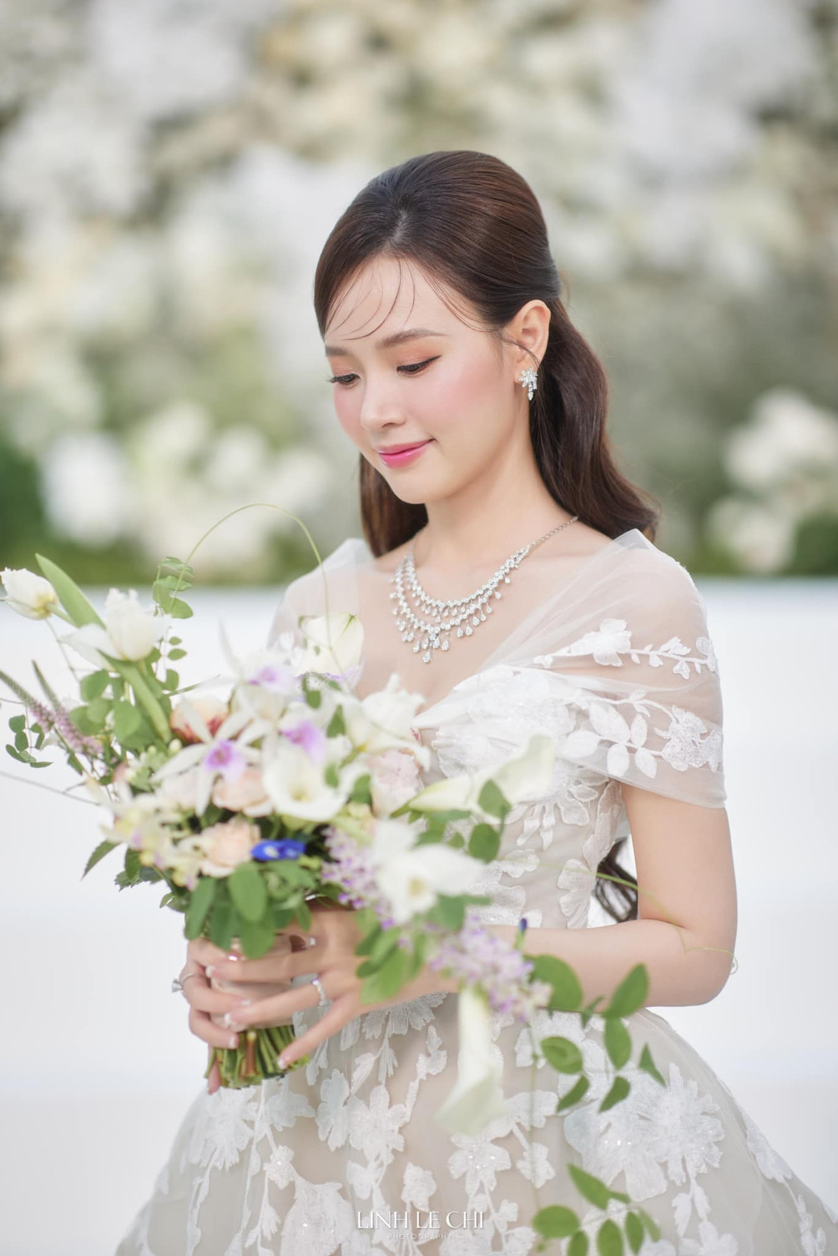 Trước đây, Midu từng gặp những chuyện không may trong tình cảm, chính vì vậy khi cô thông báo kết hôn, rất nhiều người hâm mộ đã gửi lời chúc phúc thật lòng tới nữ diễn viên.