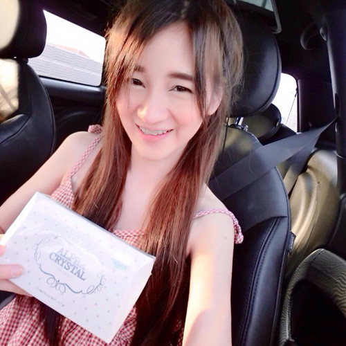 Preaw Napasorn sở hữu nước da trắng đáng ngưỡng mộ và đôi mắt biết cười, bọng mắt to đúng mốt Hàn Quốc.