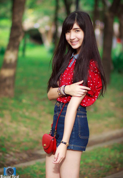 Elyse Chotivisit sinh năm 1997 và đang là học sinh của một trường PTTH tại Bangkok. Sau thời gian sinh sống cùng gia đình tại Mỹ, Elyse Chotivisit quyết định về Thái Lan.