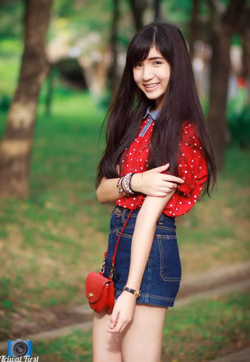 Elyse Chotivisit sinh năm 1997 và đang là học sinh của một trường PTTH tại Bangkok. Sau thời gian sinh sống cùng gia đình tại Mỹ, Elyse Chotivisit quyết định về Thái Lan.