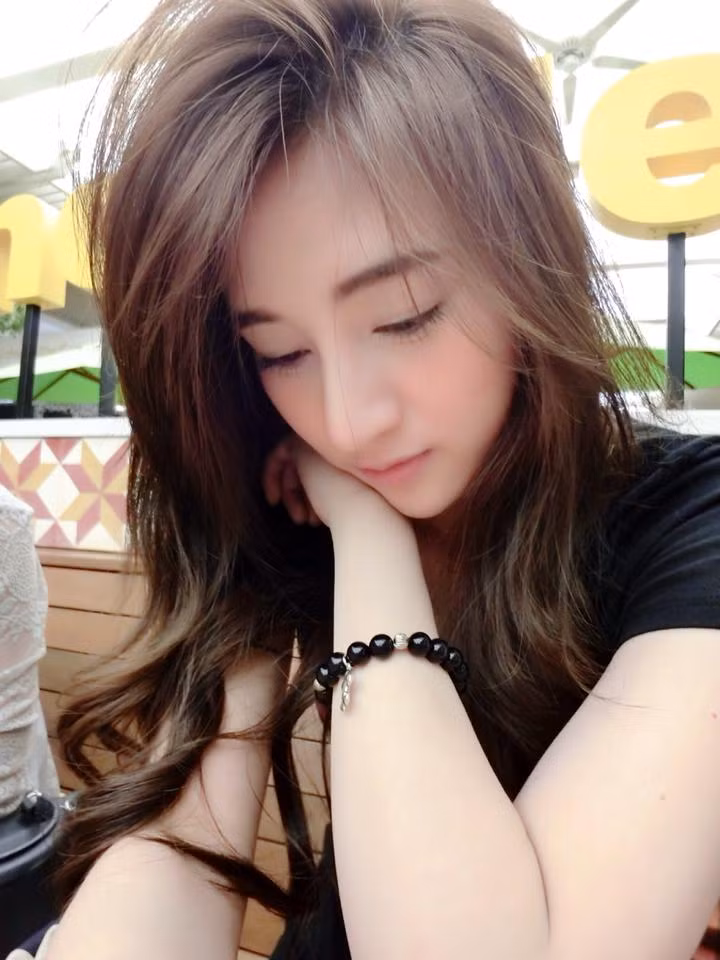 Preaw Napasorn cũng có vóc dáng thanh mảnh lý tưởng và một vòng eo con kiến thon gọn. Tuy nhiên, điểm nhấn nổi bật trên gương mặt của Preaw Napasorn là bộ niềng răng.