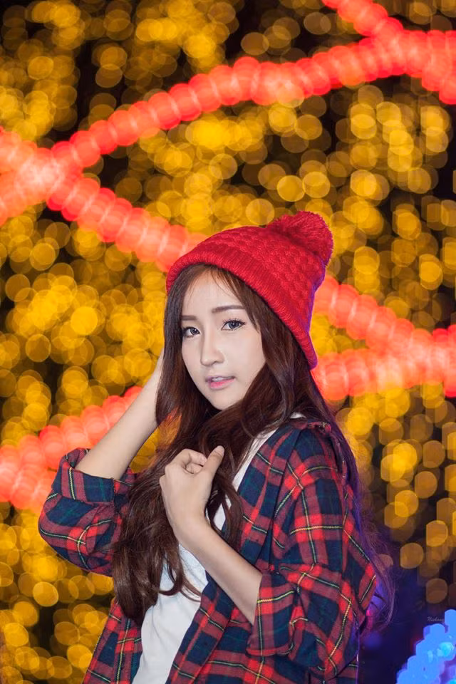 Làn da trắng mịn màng, sống mũi cao và một nụ cười sáng, Thanyarat vẫn rạng rỡ dù phải đeo niềng răng.