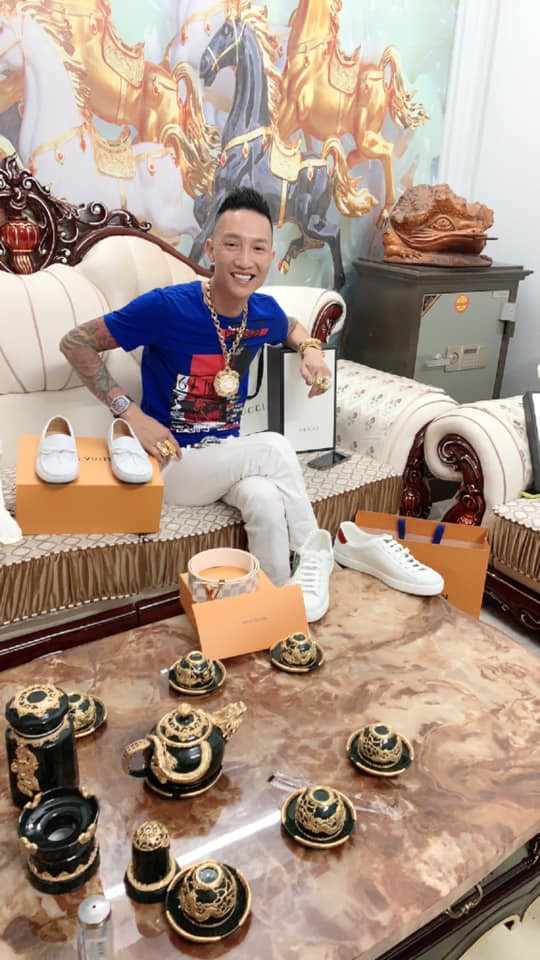 Ngoài ra, hiện tượng mạng Huấn Hoa Hồng cũng nổi tiếng vì quan hệ thân thiết với Quang "Rambo" hay Khá "Bảnh" trước đây.