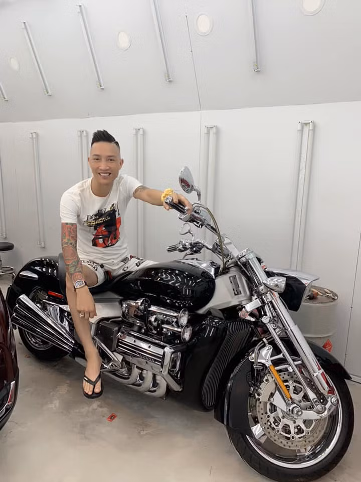 Tự xưng là tay giang hồ có số má, Huấn Hoa Hồng thường tung các clip thách thức giang hồ máu mặt và "khoe" những anh lớn chống lưng cho mình như Tuấn Sơn hay Thái Calvin. 