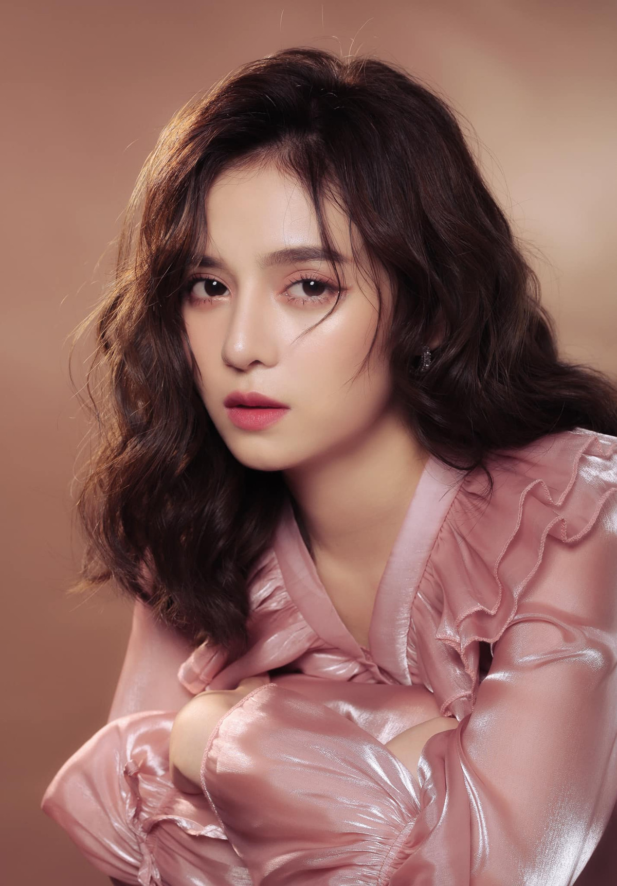 Không chỉ xinh đẹp, Kim Quý còn học rất giỏi. Cô nàng có bảng thành tích đáng nể như Huy chương bạc học sinh giỏi Olympic khu vực miền Nam (lớp 10), huy chương đồng Olympic khu vực miền Nam (lớp 11), giải ba học sinh giỏi Văn cấp Thành phố (lớp 12).