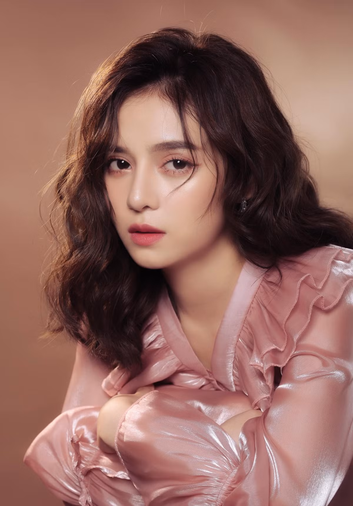 Không chỉ xinh đẹp, Kim Quý còn học rất giỏi. Cô nàng có bảng thành tích đáng nể như Huy chương bạc học sinh giỏi Olympic khu vực miền Nam (lớp 10), huy chương đồng Olympic khu vực miền Nam (lớp 11), giải ba học sinh giỏi Văn cấp Thành phố (lớp 12).