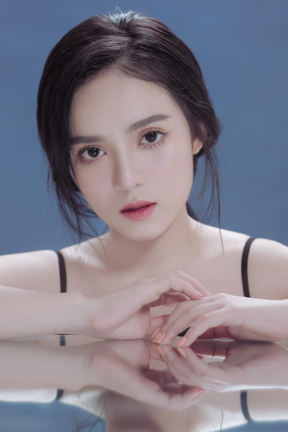 "Xinh hút hồn luôn, lỡ sa vào đôi mắt ấy là không thoát ra được", "Trông giống Cổ Lực Na Trát quá, không nhìn kỹ là không thể nhận ra đâu. Đẹp đến mức cạn lời luôn rồi" - Dân mạng dành lời khen ngợi cho nữ MC trẻ.