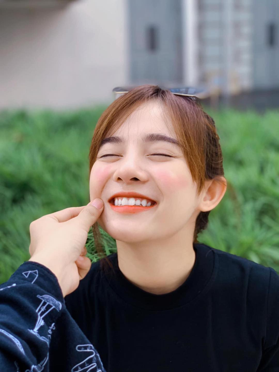 Bên dưới phần bình luận, nhiều dân mạng cho biết nữ MC truyền hình có nét giống với diễn viên, mỹ nữ đình đám Trung Quốc là Cổ Lực Na Trát.