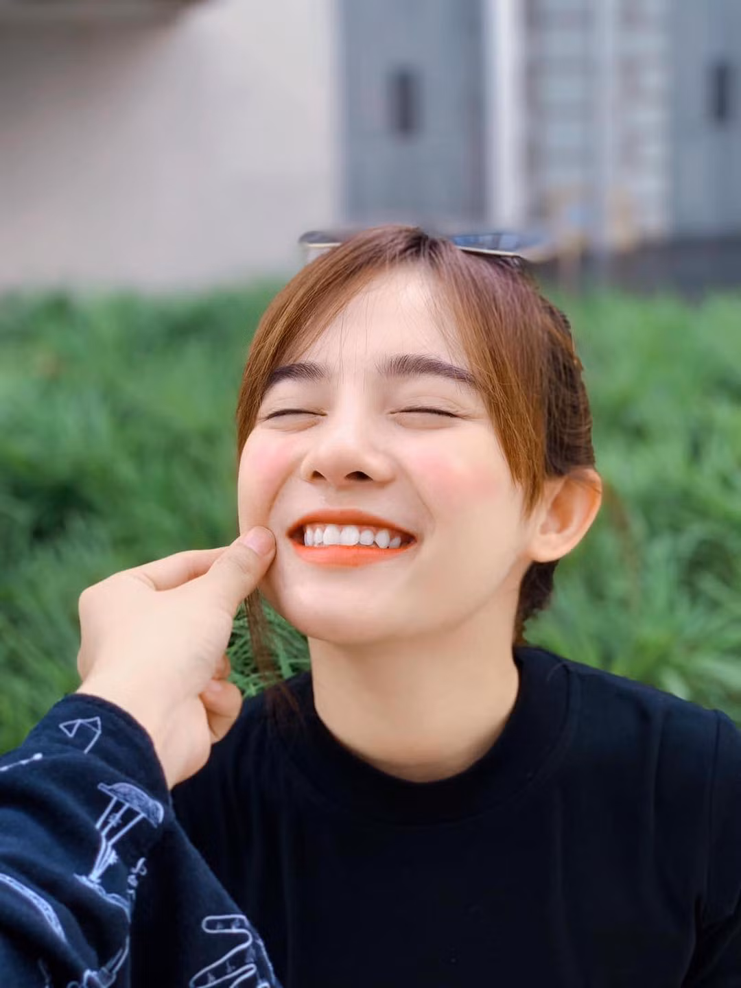 Bên dưới phần bình luận, nhiều dân mạng cho biết nữ MC truyền hình có nét giống với diễn viên, mỹ nữ đình đám Trung Quốc là Cổ Lực Na Trát.