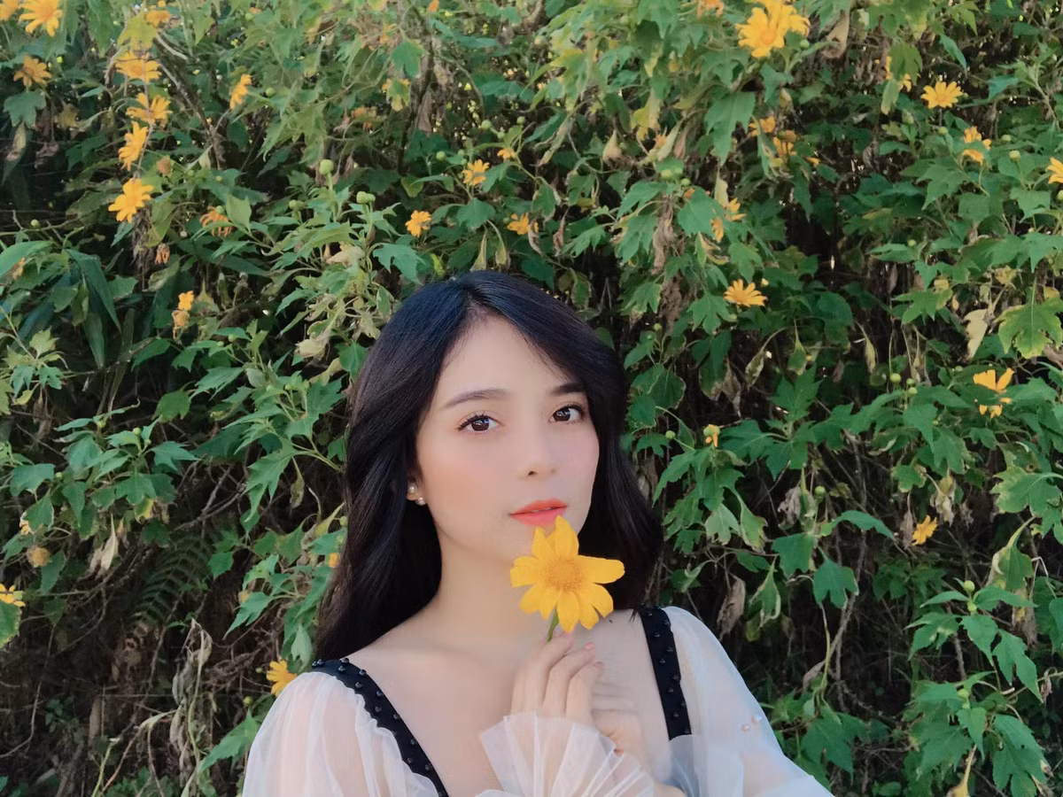 Bên cạnh MC, Kim Quý còn là mẫu ảnh, tham gia đóng một số phim ngắn học đường,...