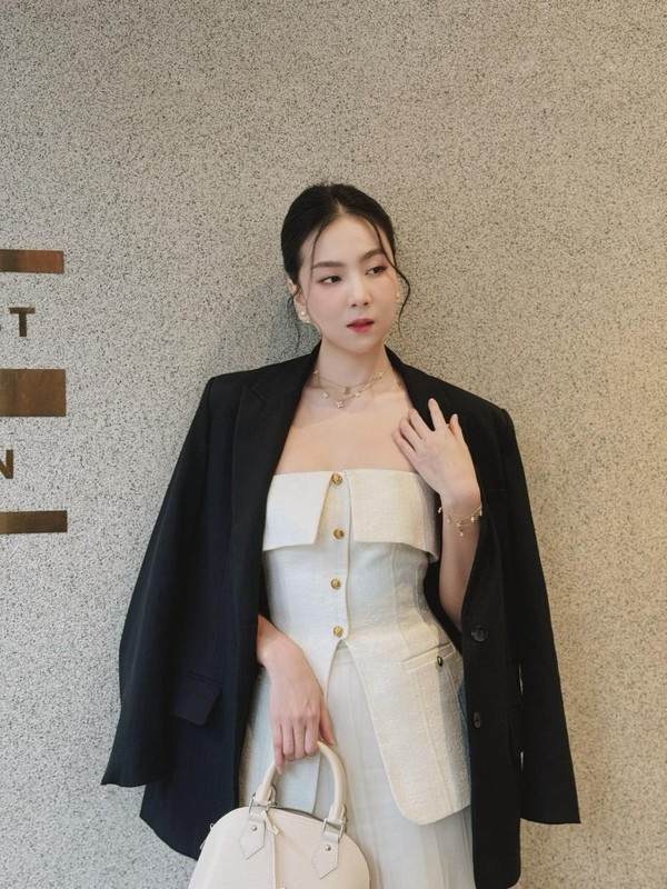 Vì tính chất công việc nên Mai Ngọc gắn liền với phong cách công sở nữ tính, thanh lịch.