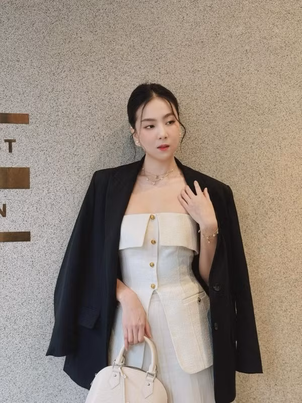 Vì tính chất công việc nên Mai Ngọc gắn liền với phong cách công sở nữ tính, thanh lịch.