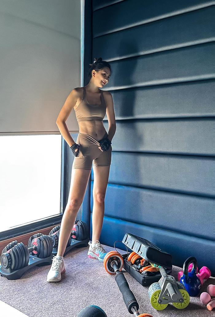 Để có được vóc dáng đáng mơ ước, Mai Ngọc vô cùng chăm chỉ luyện tập thể dục thể thao tại nhà. Mỗi sáng, cô thường dành khoảng 30 phút tới 1 giờ để tập gym. Bên cạnh đó, người đẹp 9X cũng lựa chọn chế độ ăn uống lành mạnh, khoa học.