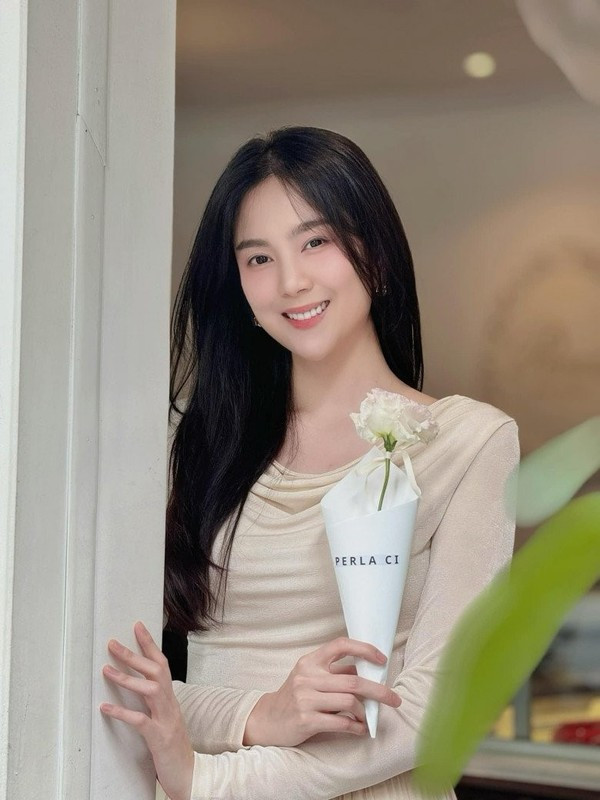 Mỹ nhân sinh năm 1990 còn có phong cách ăn mặc sành điệu, ấn tượng. Cô cũng sở hữu shop thời trang cho riêng mình.