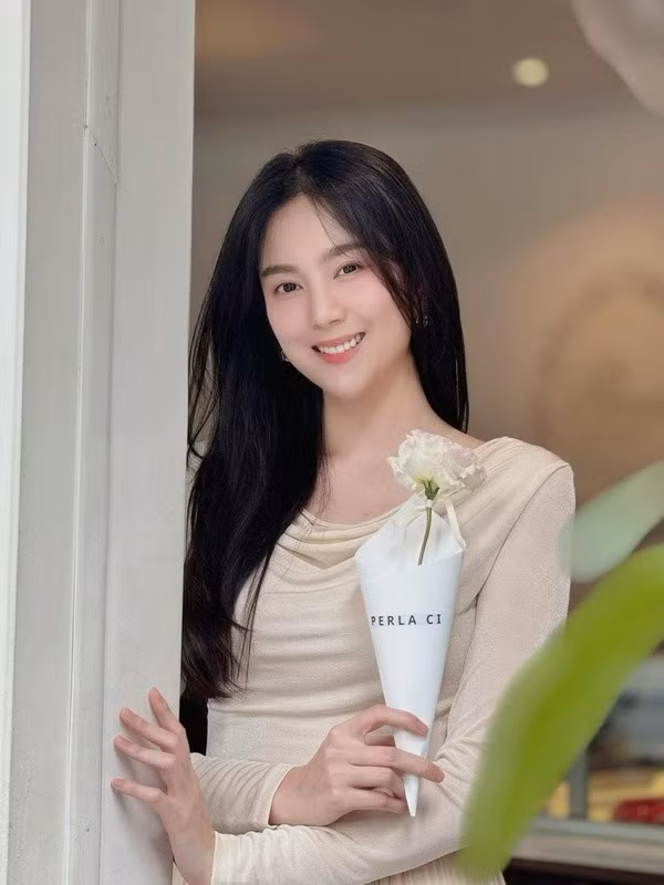 Mỹ nhân sinh năm 1990 còn có phong cách ăn mặc sành điệu, ấn tượng. Cô cũng sở hữu shop thời trang cho riêng mình.