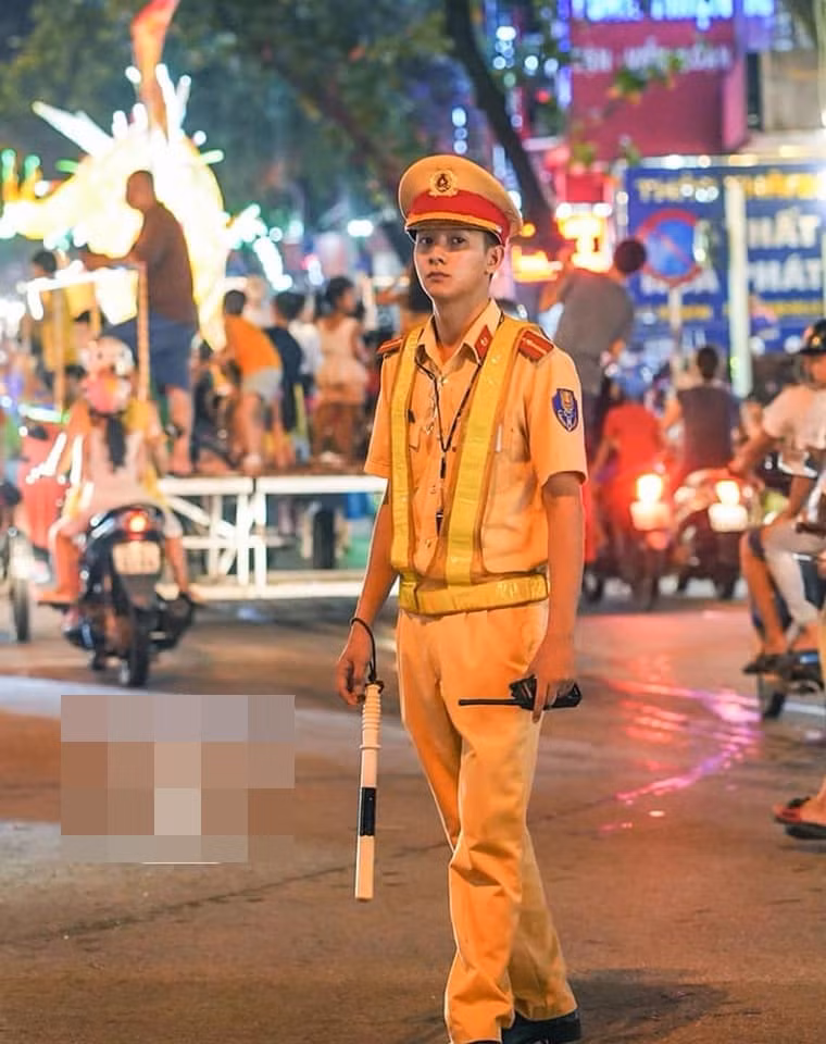 Mới đây, bức ảnh chụp trộm chiến sỹ CSGT điển trai được đăng tải trên mạng xã hội thu hút được nhiều sự quan tâm của cư dân mạng. 