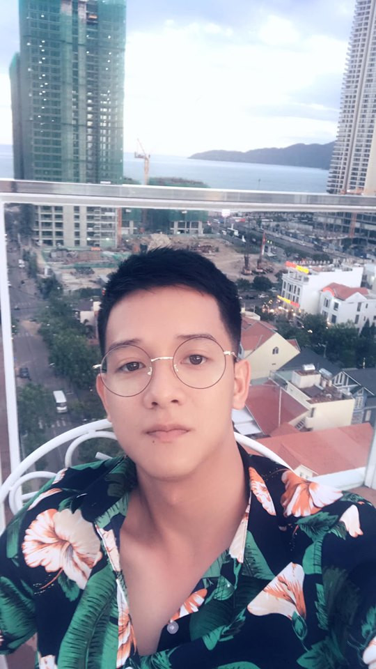 Sau khi bức ảnh được đăng tải, dân mạng lập tức "truy tìm" trang cá nhân của chàng cảnh sát điển trai này.