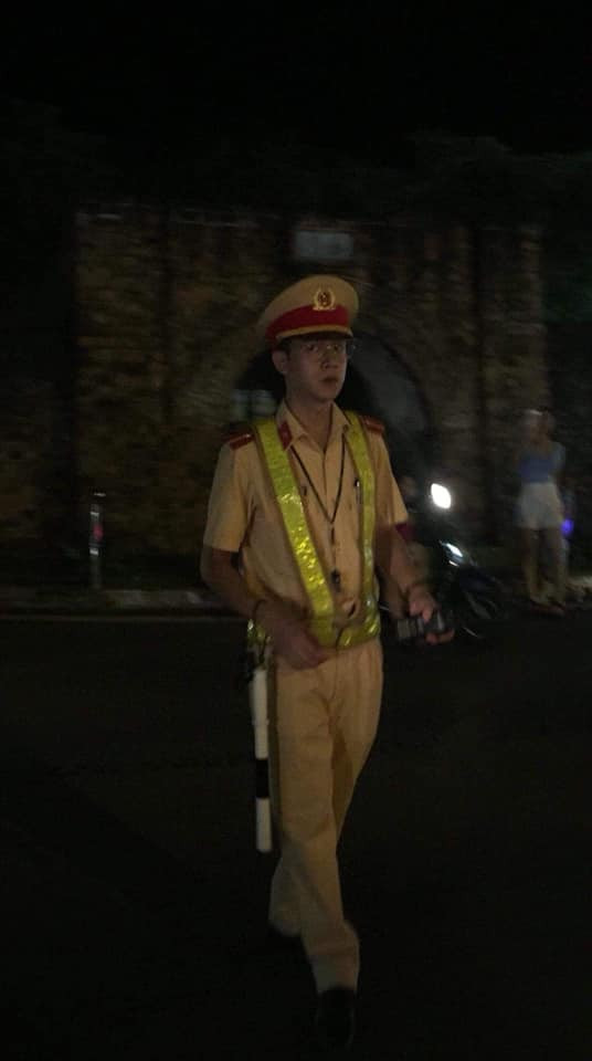 Theo đó, bức ảnh được chụp tại Lễ hội Trung thu thành Quang, khi anh CSGT đang làm nhiệm vụ đây. Đáng nói, anh CSGT có ngoại hình ưa nhìn.