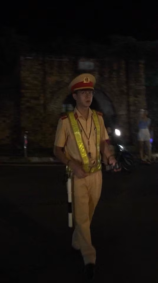 Theo đó, bức ảnh được chụp tại Lễ hội Trung thu thành Quang, khi anh CSGT đang làm nhiệm vụ đây. Đáng nói, anh CSGT có ngoại hình ưa nhìn.