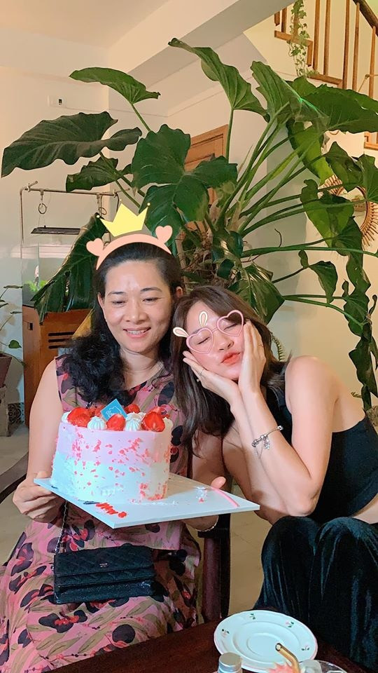 Suốt nhiều năm qua, cô nàng luôn hối hận vì tính khí ngang bướng của bản thân khi còn nhỏ. Chính điều này đã khiến bố mẹ cô nhiều lần phiền lòng.