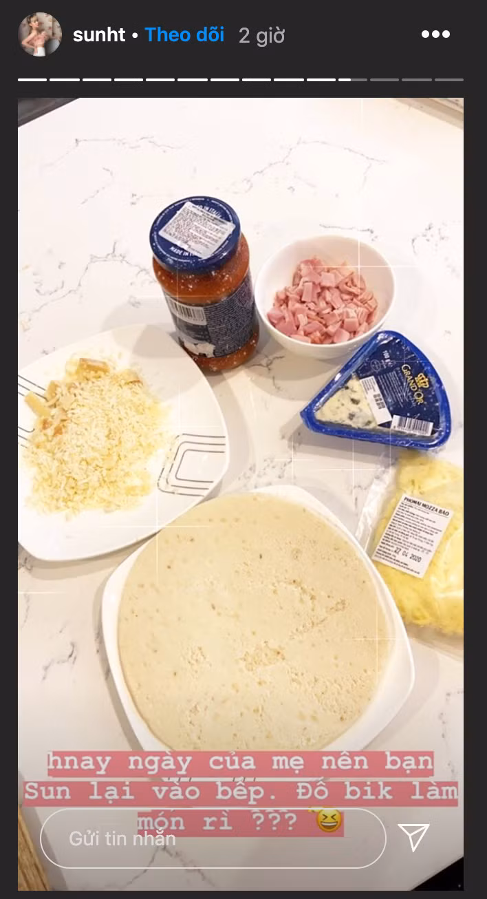 Cô nàng cũng chia sẻ bản thân tự vào bếp làm bánh pizza để chiêu đã mẹ nhân dịp ngày của mẹ. Sun HT và mẹ là cặp mẹ con thân thiết, mẹ cô cũng cực teen khi thường xuyên xuất hiện trên Tik Tok cùng con.
