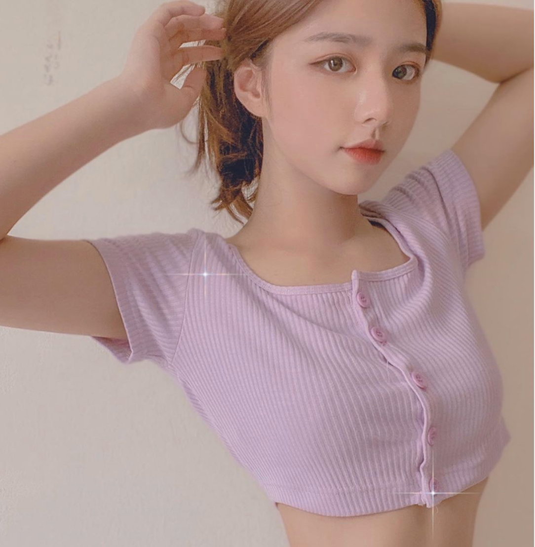 Hot girl Hằng Phan cũng không bỏ lỡ ngày của mẹ để gửi những lời tri ân tới mẹ. Cô cho biết có thời điểm hai mẹ con đã chiến tranh lạnh một thời gian dài vì bị ép học.