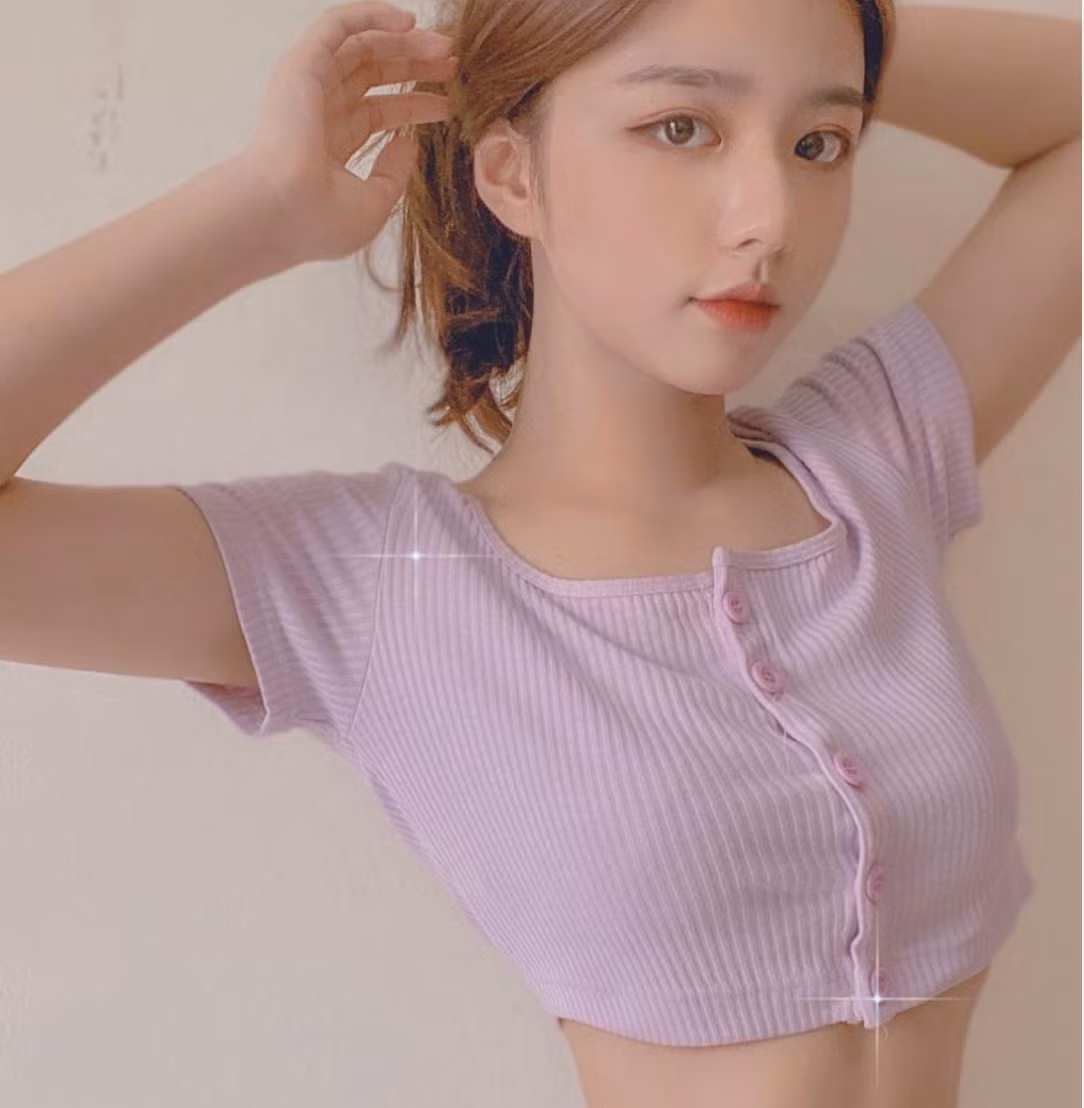 Hot girl Hằng Phan cũng không bỏ lỡ ngày của mẹ để gửi những lời tri ân tới mẹ. Cô cho biết có thời điểm hai mẹ con đã chiến tranh lạnh một thời gian dài vì bị ép học.