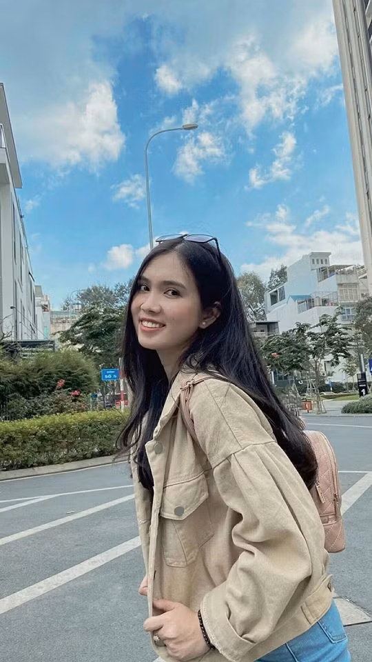 "Gửi mẹ của con, cám ơn mẹ vì đã là mẹ, là bạn, là người dẫn đường cho con. Con hy vọng mọi điều tốt đẹp sẽ đến với mẹ. Thứ lỗi cho con không về chung vui cùng mẹ trong ngày đặc biệt này. Yêu mẹ" - Tuyết Nga, hot girl được đánh giá là sở hữu khuôn mặt giống Ngọc Trinh thổ lộ tình cảm với mẹ.