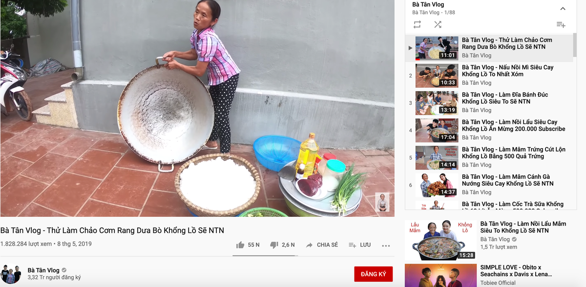  Bà Tân là cái tên không còn xa lạ với giới trẻ. Kênh vlog này chuyên làm video về nấu các món ăn "siêu to khổng lồ". Kênh của bà sở hữu 3,32 triệu người đăng ký với số video là 116.