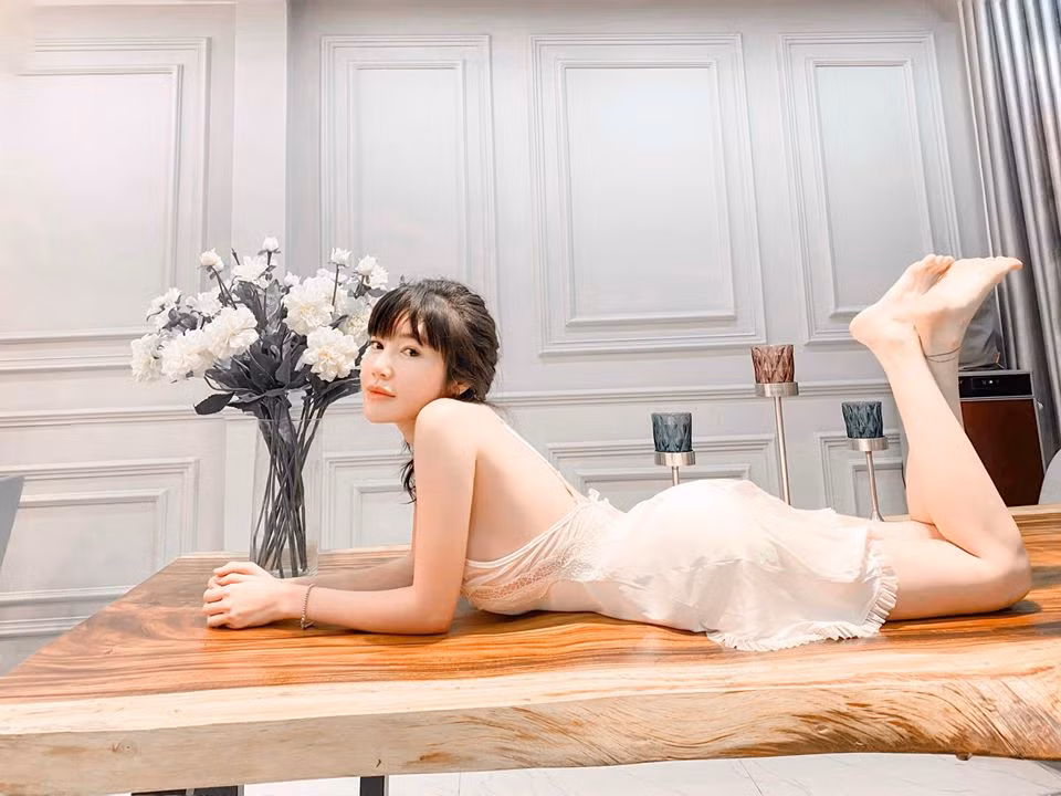 Với thân hình nuột nà, gương mặt trẻ trung, không ai nghĩ rằng Elly Trần đã chạm mốc 33 tuổi.