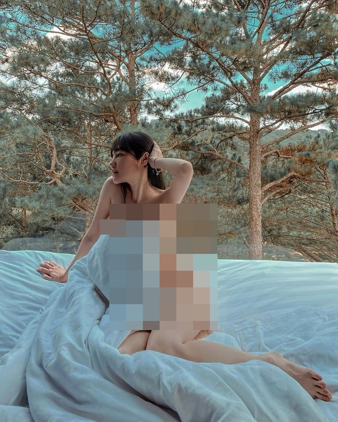 Đây không phải là lần đầu tiên, bà mẹ hai con Elly Trần đăng tải những tấm hình nóng bỏng trên mạng xã hội. Thế nhưng trái ngược với những hot girl khác, dù có nude 100%, cô vẫn nhận được lời khen từ phía cộng đồng mạng.