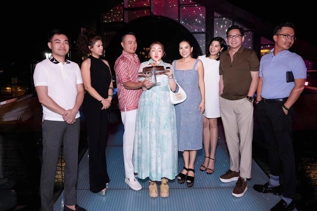 Được biết, bữa tiệc được diễn ra tại khách sạn sang trọng 5 sao ở Bangkok, Thái Lan. Dịp sinh nhật mừng tuổi 36 của bà xã Chi Bảo đã kéo dài tới 4 ngày.