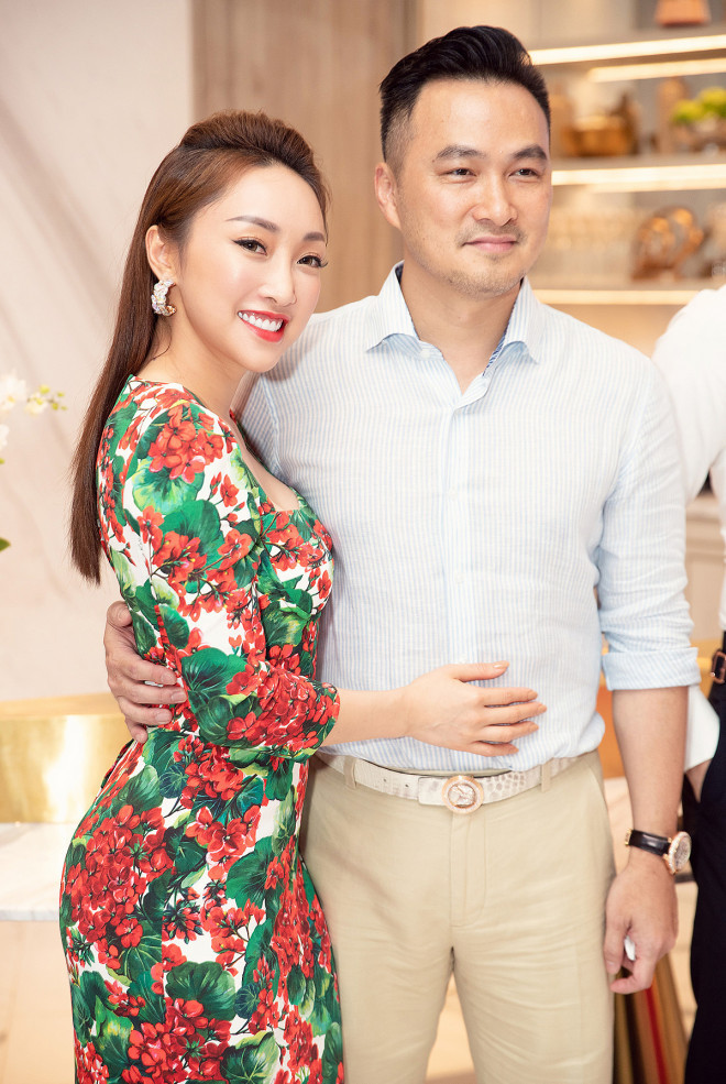 Từ khi "về chung một nhà" với Chi Bảo, Lý Thùy Chang cũng thường xuyên khoe được chồng chiều chuộng, tặng nhiều món quà giá trị từ nhà cửa đến xe sang.