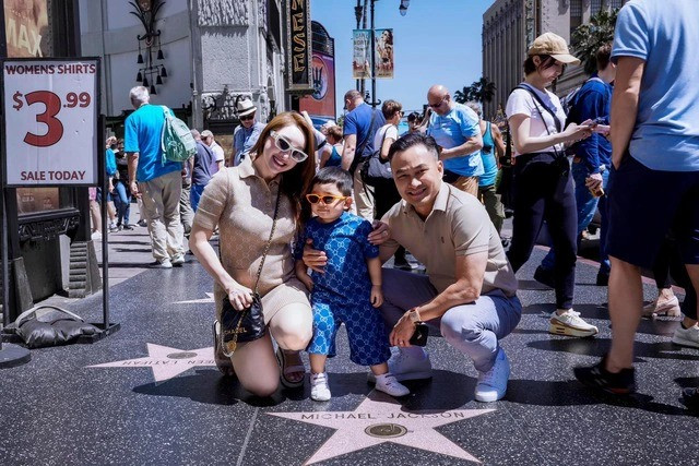 Anh cùng vợ con thường xuyên du lịch đến nhiều nơi trên thế giới.