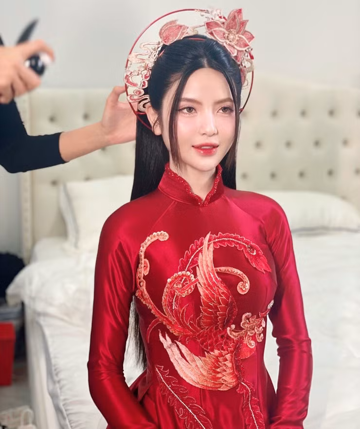 Mới đây, cặp đôi đã tung ra bộ hình cưới với nhiều outfit khác nhau khiến fan của nam cầu thủ nói riêng và của cặp đôi nói chung trầm trồ.