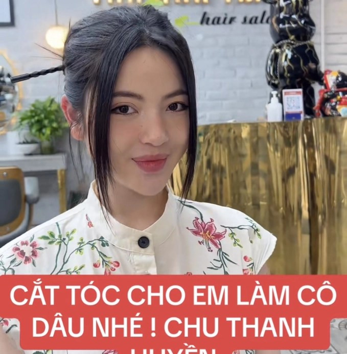 Còn nhớ tại lễ dạm ngõ Chu Thanh Huyền bị nhận nhiều lời chê từ netizen khi để mái tóc dài lòa xòa, được cho là không gọn gàng. Tuy nhiên, cô nàng đi chăm lại mái tóc mà vẫn giữ nguyên phom dáng.