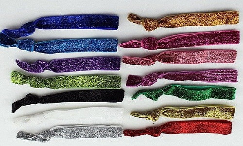 Những chiếc dây buộc tóc có kim tuyến có thể khiến da bị nhiễm trùng khi buộc vào cổ tay. Ảnh: Dailymail.